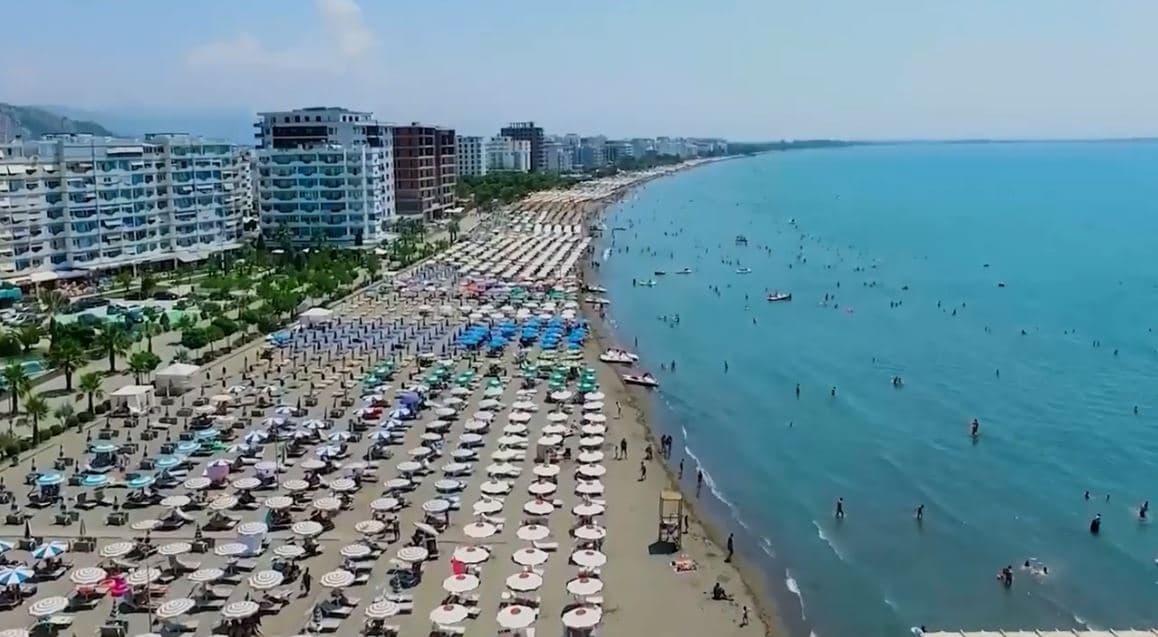 Pastërtia në plazhin e Shëngjinit, flasin turistët (VIDEO)
