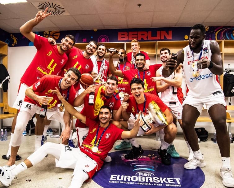 EuroBasket, kështu festuan kampionët spanjollë gjatë konferencës për shtyp (VIDEO)