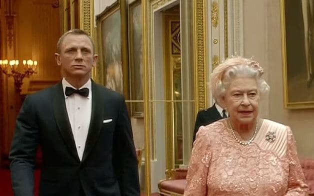 "James Bond" e kujton batutën që ia kishte lëshuar mbretëresha (VIDEO)