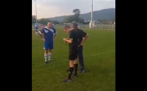 “VAR” me telefon, referi anulon golin pasi rishikon aksionin në telefonin e një tifozi (VIDEO)