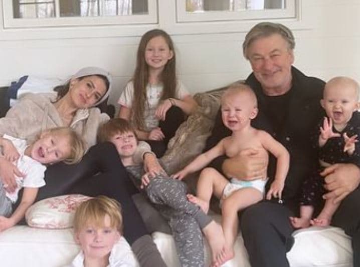Alec Baldwin dhe gruaja e tij mirëpresin fëmijën e shtatë (VIDEO)