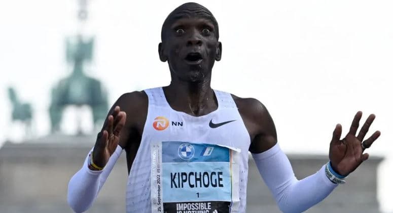 Keniani Eliud Kipchoge thyen rekordin botëror dhe personal në Maratonën e Berlinit (VIDEO)