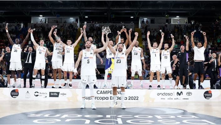 Real Madridi triumfon në Superkupën e Spanjës, e mposht Barcelonën