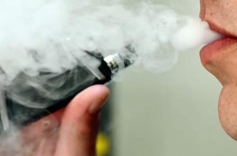 Adoleshentët kanë më shumë gjasa të provojnë cigaren elektronike sesa duhanin, sipas një studimi