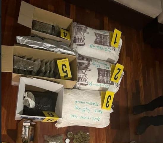 Në dy raste të ndara kapen rreth 17 kilogramë marihuanë, arrestohen katër persona