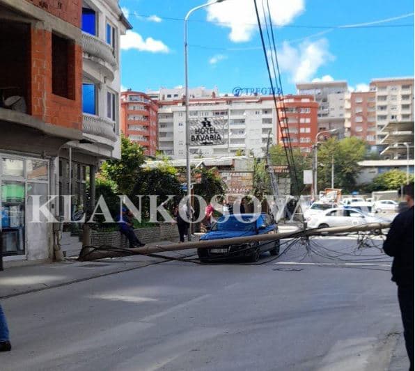 Tre të lënduar nga rënia e shtyllës elektrike në Prishtinë