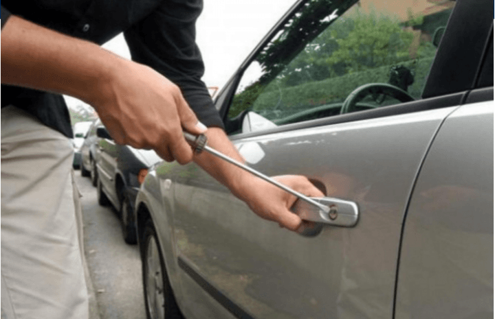 Malishevë: Vidhet një veturë në parkingun e një marketi, shoferja i la çelësat brenda