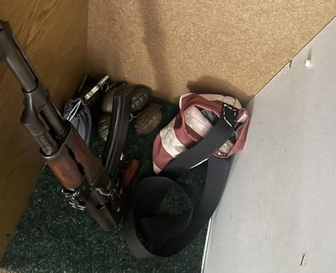 Arrestohet 83-vjeçari në Gjakovë, policia i gjen pushkë dhe disa granata