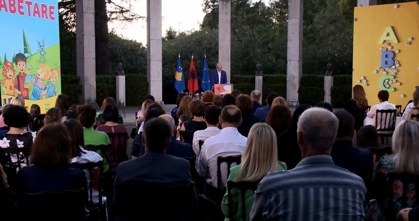 Përurohet abetarja unike në Shqipëri, merr pjesë edhe Nagavci (VIDEO)