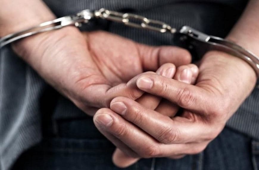 Arrestohet një person në Ferizaj, dyshohet se i dehur dëmtoi derën e hyrjes së një banese