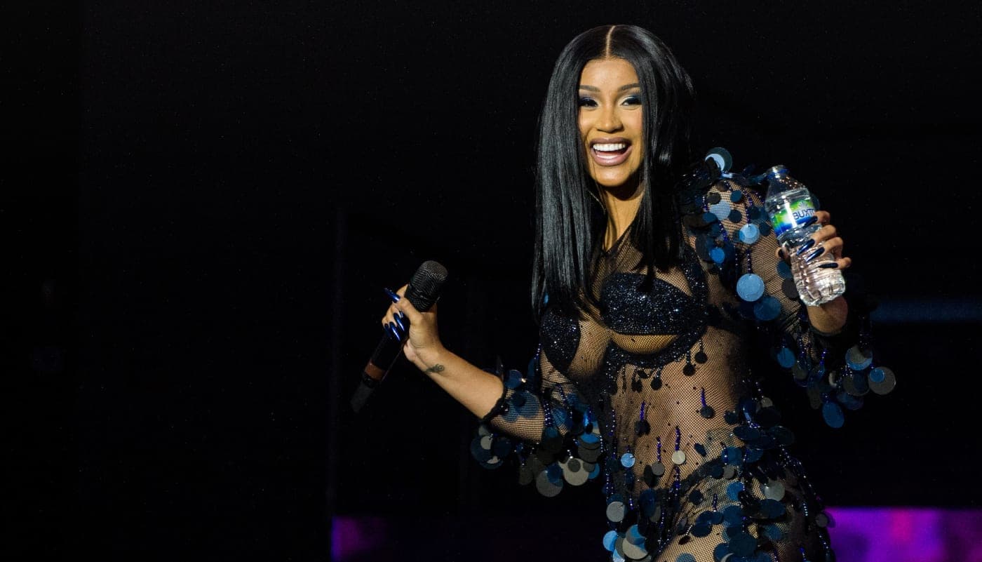 Cardi B dhuron 100 mijë dollarë për shkollën e saj të vjetër fillore