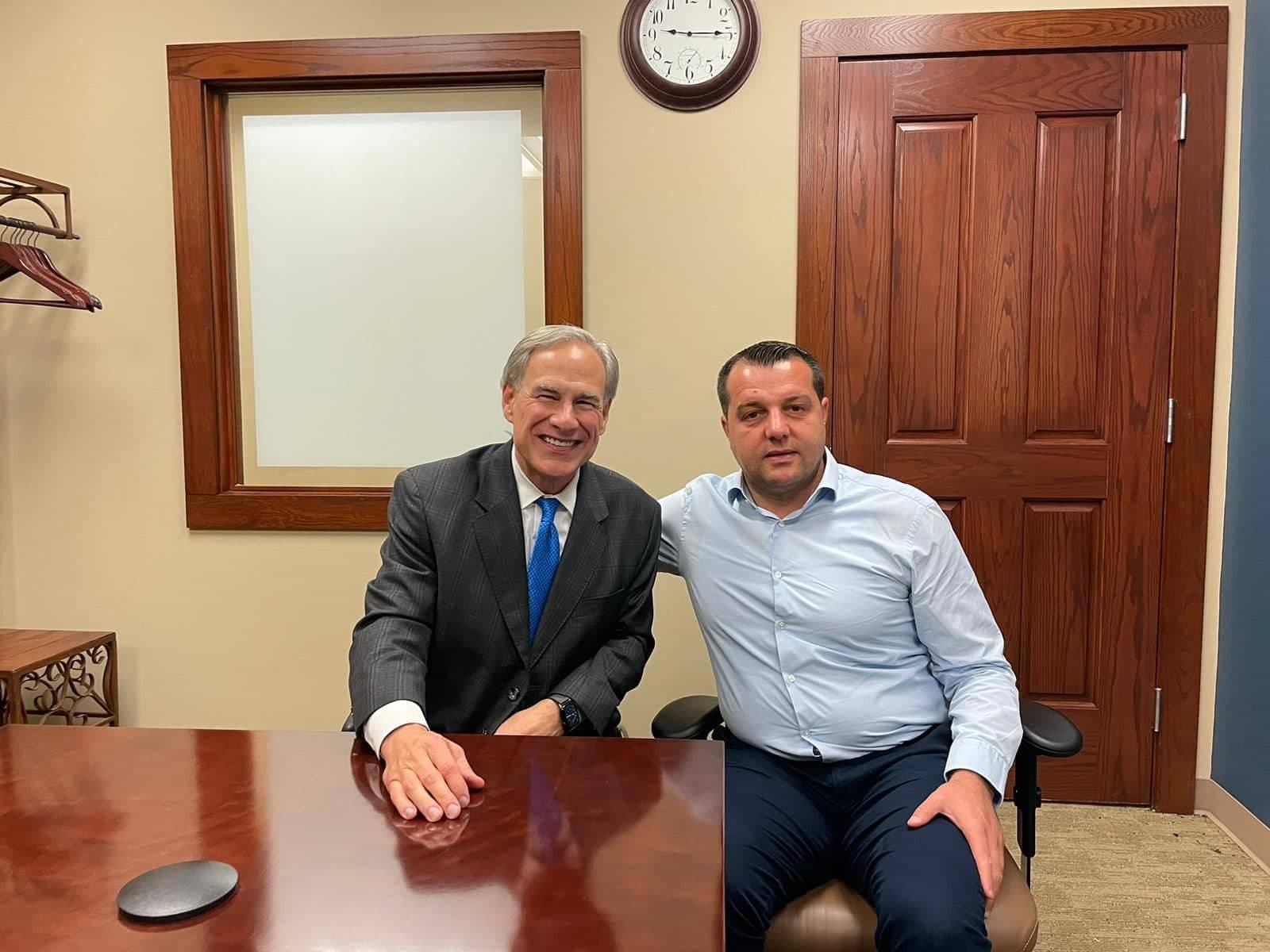 Shkëlqim Devolli takon guvernatorin e Texasit, Greg Abbott, flasin për rritje bashkëpunimi Kosovë - ShBA