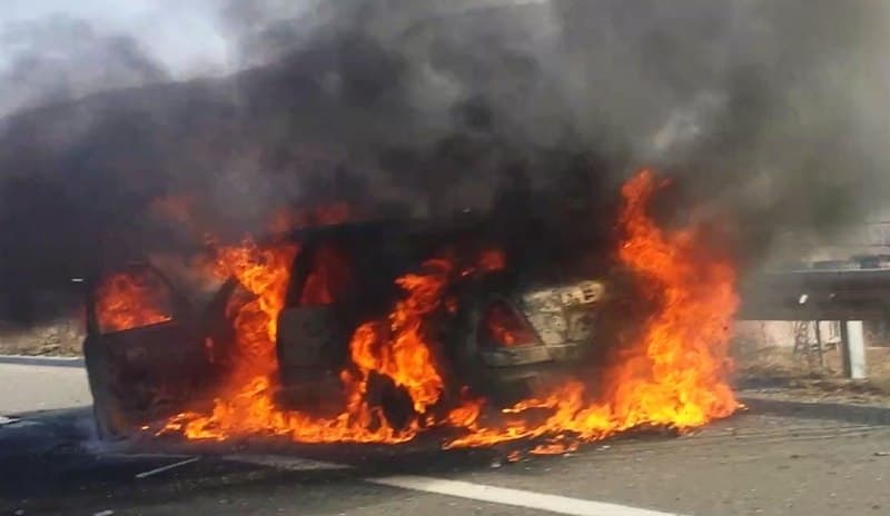 Digjet një veturë në Leposaviq