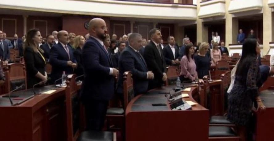 Deputetët në Shqipëri mbajnë një minutë heshtje për ndarjen nga jeta të Mbretëreshës Elizabeth II