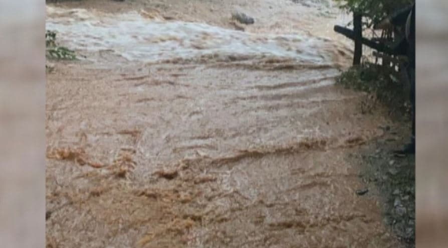 Reshjet shkatërruan 22 ura, kryebashkiaku i Tropojës: Duhet ndërhyrje emergjente