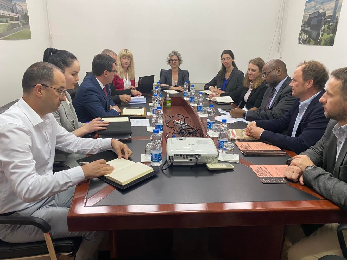 Përfaqësuesit e MCC-së priten në takim nga drejtori i Termokos-it