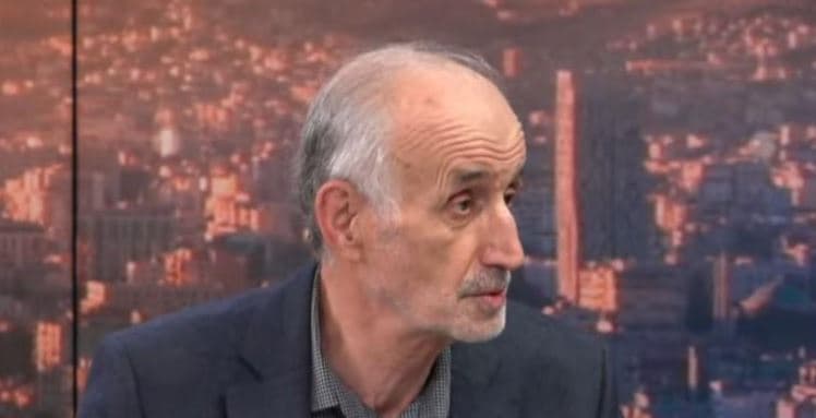 Profesori shqiptar: Kur bëni foto, mos thoni “cheese”, por “gjizë”