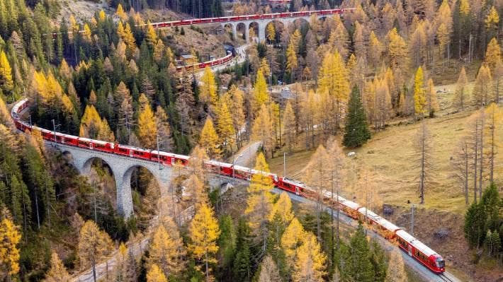 Treni më i gjatë në botë 'çan' mes për mes Alpet, vendoset rekord i ri (VIDEO)
