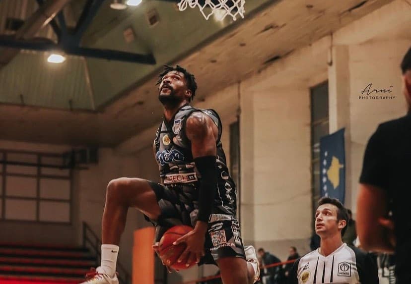 Ponte Prizreni ndan rrugët me basketbollistin amerikan