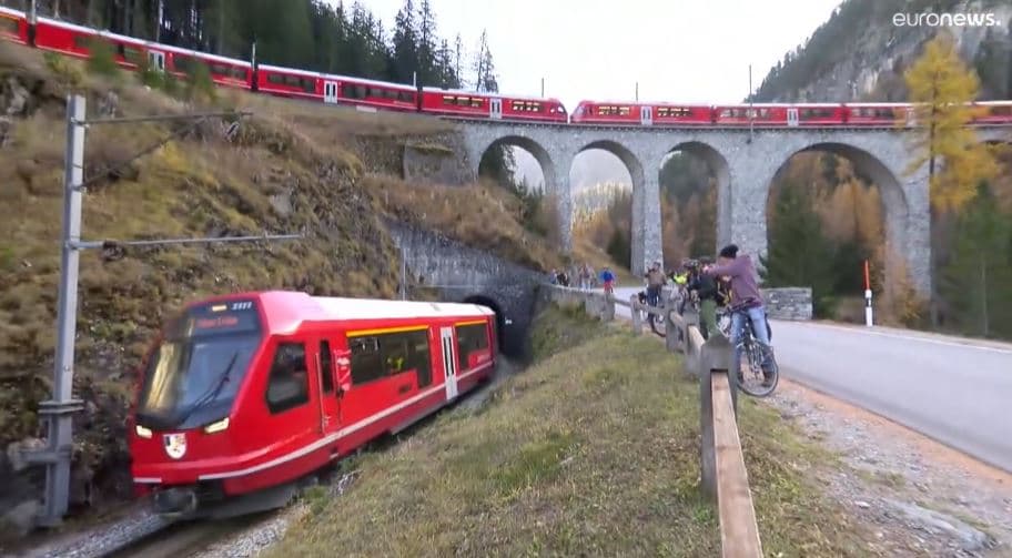 Zvicra theu rekordin për trenin më të gjatë të pasagjerëve në botë me një udhëtim në Alpe (FOTO)