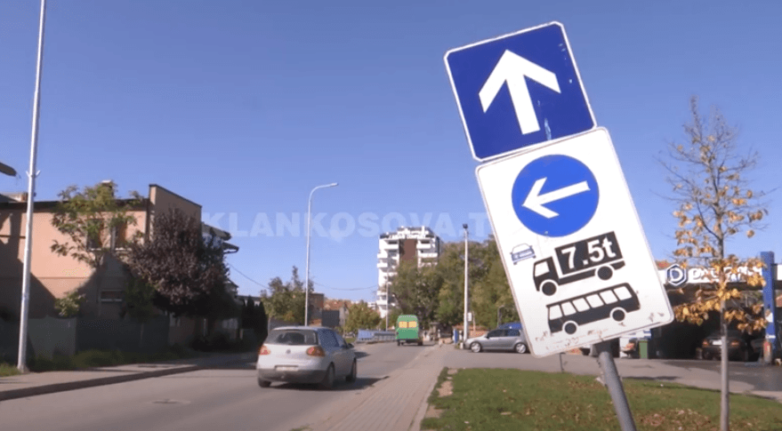 Trafiku në Vushtrri, shenjë e “rrejshme” te ura (VIDEO)