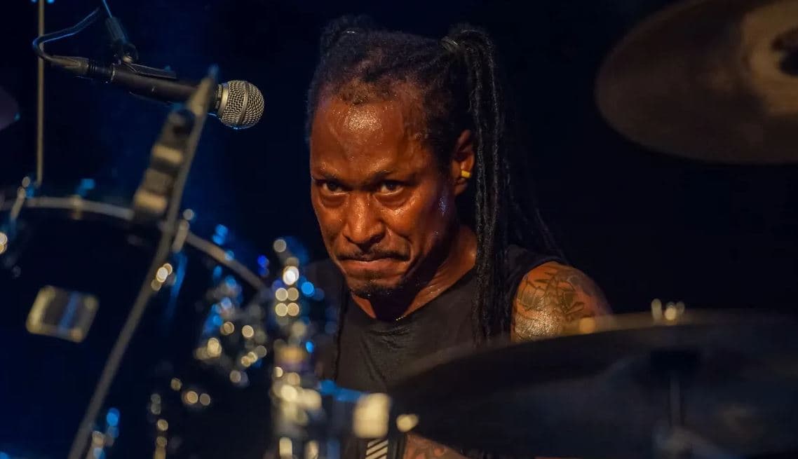 Ndahet nga jeta bateristi i "Dead Kennedys", dyshohet ta ketë goditur kokën në banjo të shtëpisë