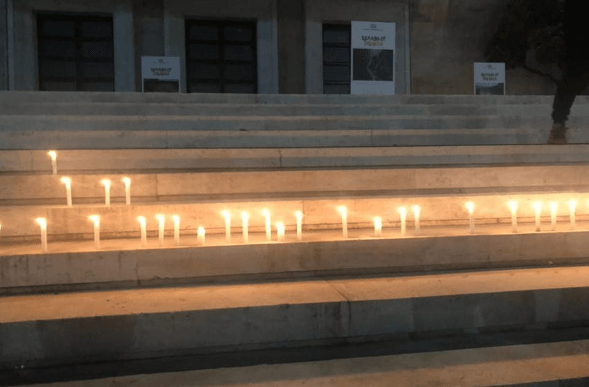 Qytetarët ndezin qirinj para kryeministrisë, mbyllet protesta për Lear Kurtin