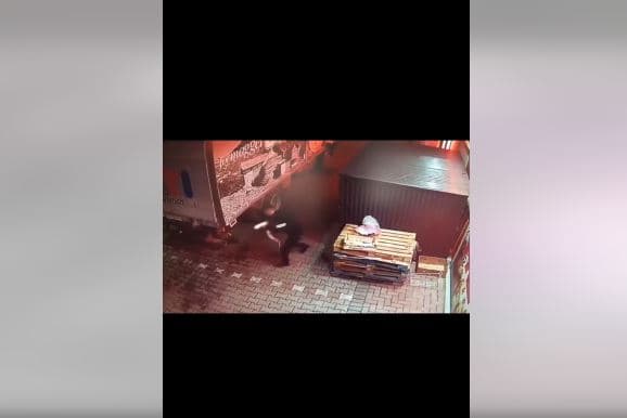 Policia kërkon identifikimin e të dyshuarit që u pa duke fshehur drogën në një kamion (VIDEO)