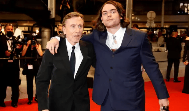 Vdiq muzikanti Cormac, djali i aktorit Tim Roth (VIDEO)