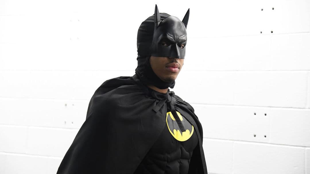 Basketbollisti i Boston Celtics paraqitet me kostum të "Batman" për Halloween (VIDEO)