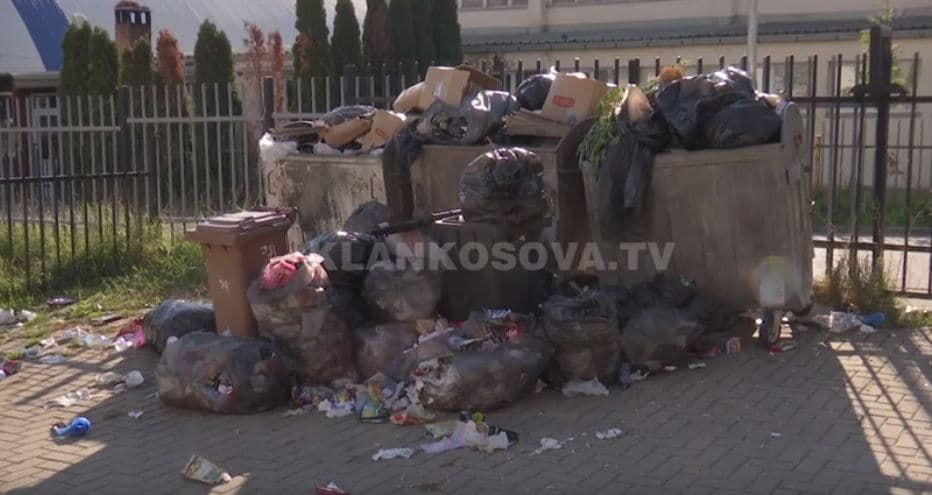 Plot bërllok para shkollës ekonomike (VIDEO)