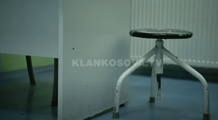 Kjo karrige e dëmtuar në QKMF-në e Ferizajt shfrytëzohet ende për pacientët (FOTO)