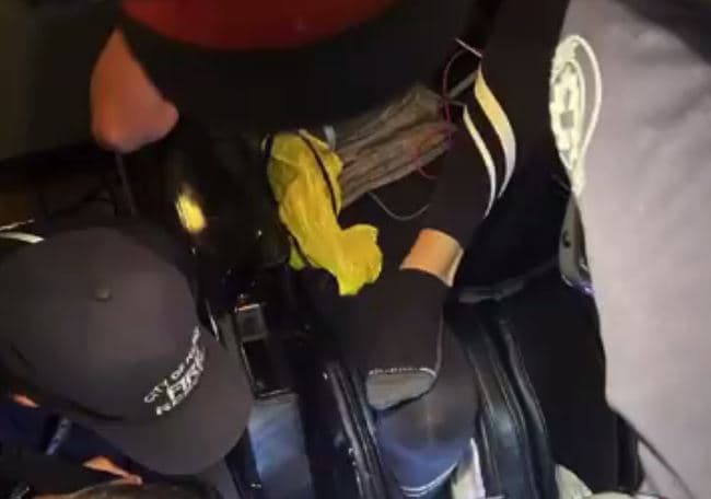 Zjarrfikësit e shpëtojnë një grua me këmbë të kapur në karrige masazhi (VIDEO)