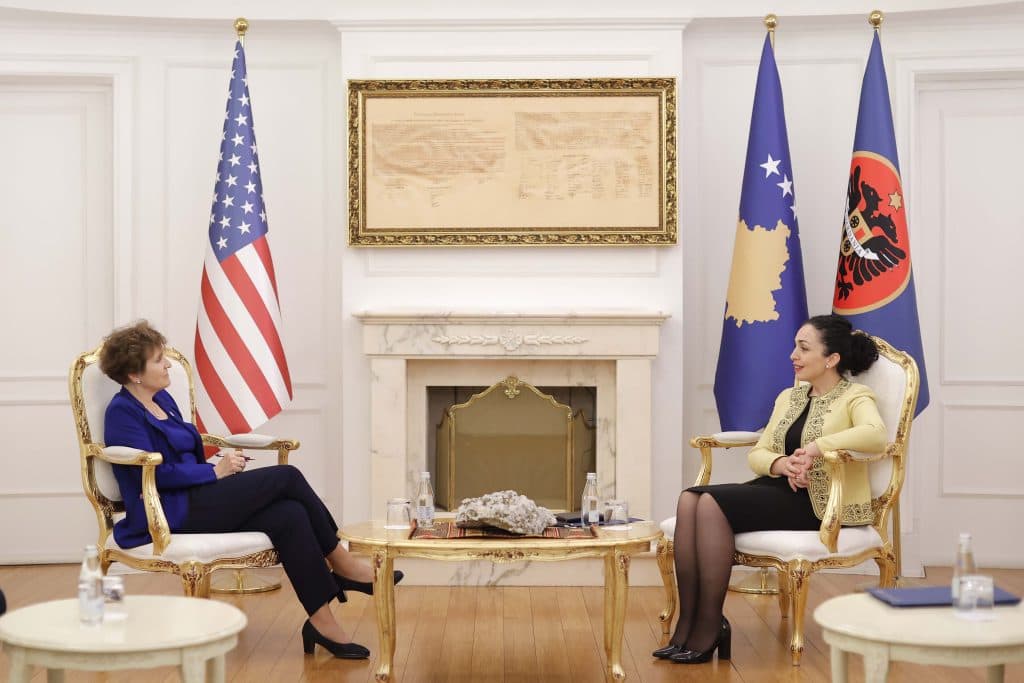 Miliona investime të Amerikës e sollën vajzën e Albrightit në Kosovë