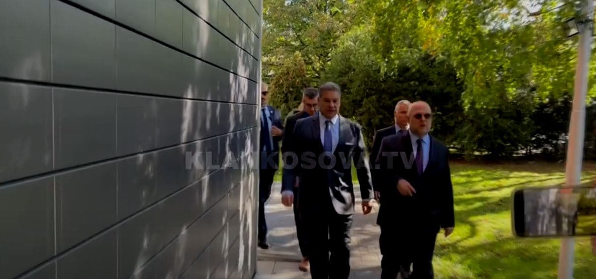Osmani e Kurti ankohen në Serbinë (VIDEO)