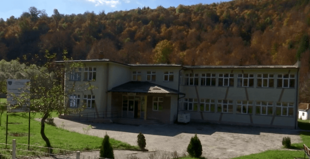 Një nxënës i klasës së parë mëson bashkë me tre së tretës në shkollën fillore “Rilindja” në Keqekollë (VIDEO)