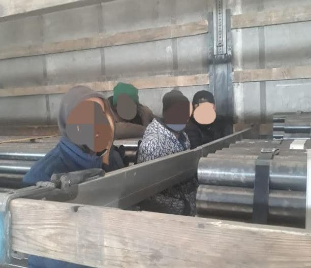 Kapen katër shtetas të huaj në Han të Elezit, ishin fshehur në rimorkion e një kamioni