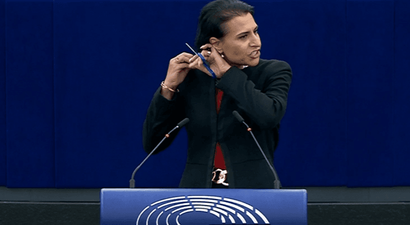 Eurodeputetja suedeze pret flokët, solidarizohet me gratë e Iranit (VIDEO)