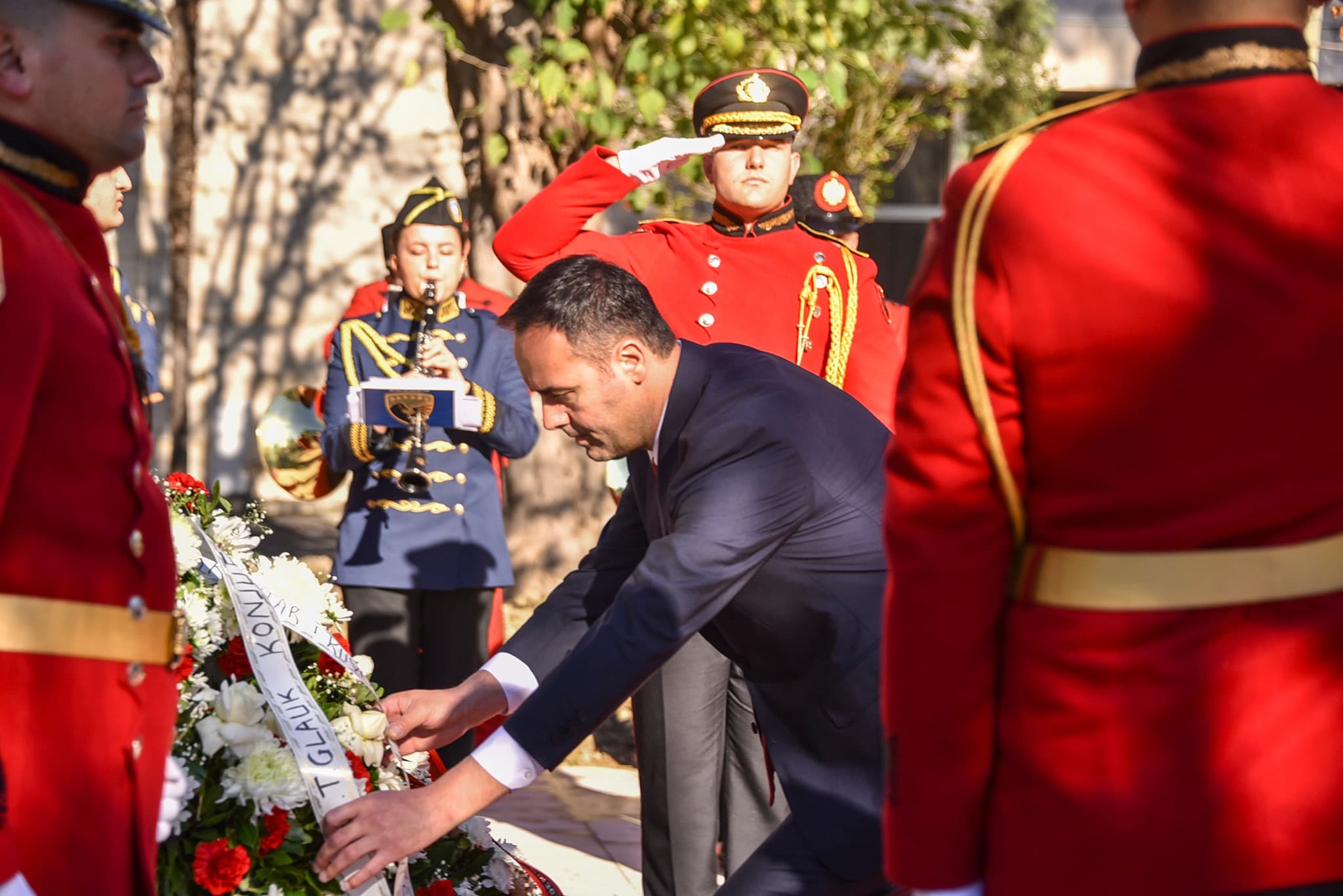 Konjufca mori pjesë në ceremoninë e ngritjes së flamurit kombëtar në Vlorë