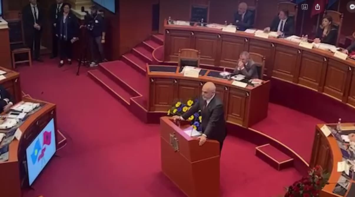 Sali Berisha e lëshon sallën kur e Edi Rama e merr fjalën (VIDEO)