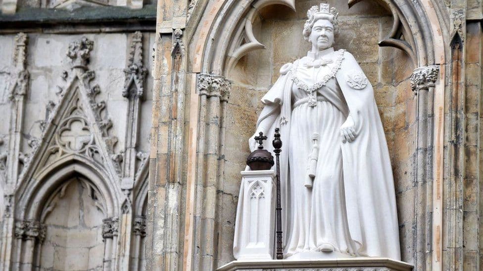 Charles III përuron shtatoren e Elizabeth II në York Minster (VIDEO)