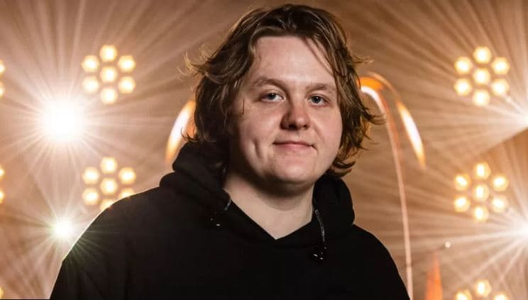 Lewis Capaldi e kalon Ed Sheeran me këngën më të transmetuar të të gjitha kohërave në Britani