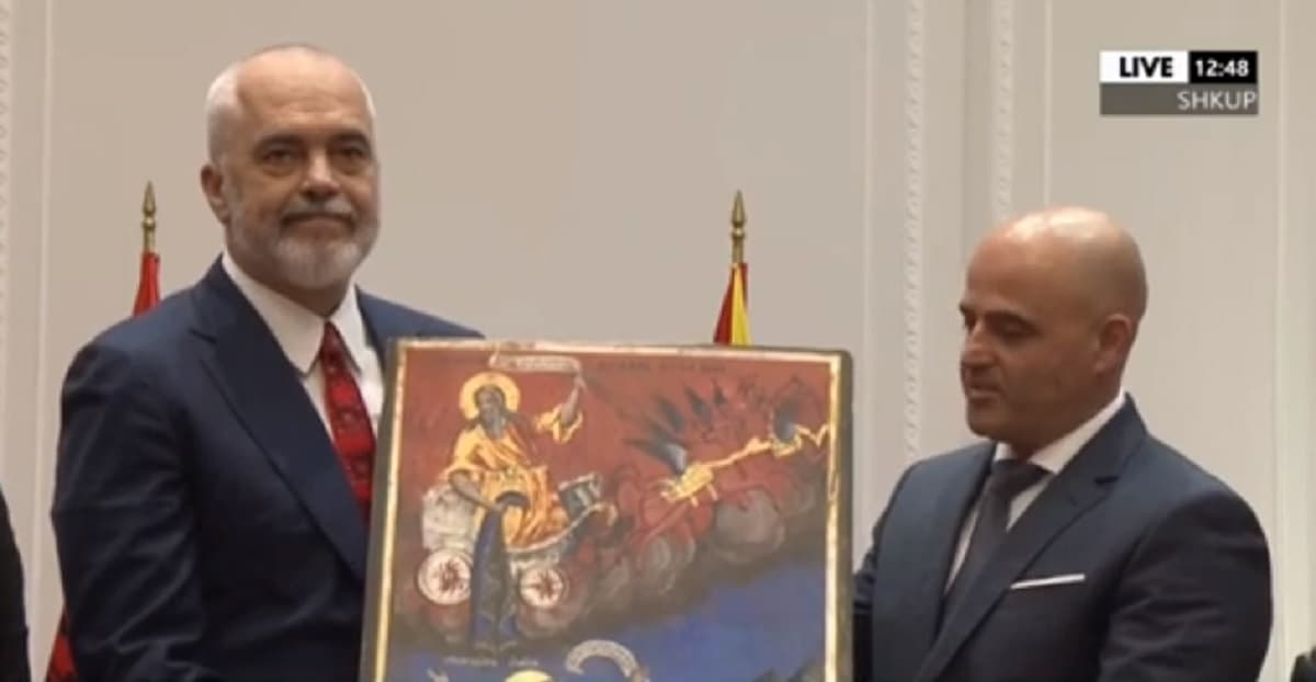 Gjesti simbolik, Shqipëria ia kthen Maqedonisë së Veriut ikonat fetare