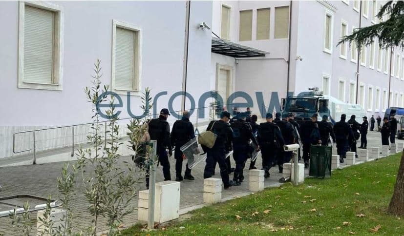 Blindohet Kryeministria shqiptare, policia rrethon ndërtesën