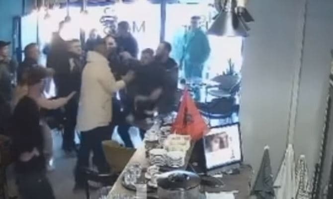 Pamje nga rrahja e mjekut në Gjilan, dyshohet se abuzoi me pesëvjeçaren me autizëm (VIDEO)