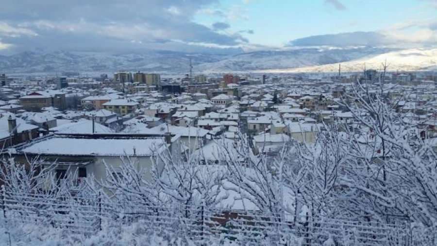 Bora zbardh Korçën (VIDEO)