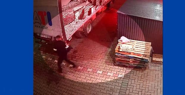 Pejë: Policia publikon pamjet e një personi, dyshohet se fshehu drogë në një kamion (VIDEO)