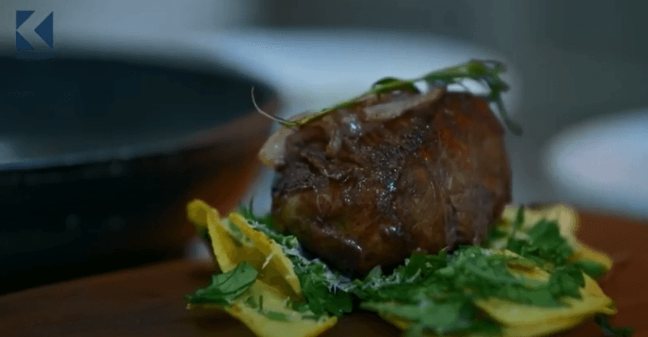 Përgatitja e biftekut me patate dhe qepë (VIDEO)