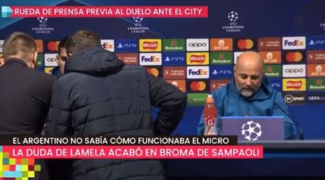 Skandal: Trajneri e quan bir k.... futbollistin (VIDEO)