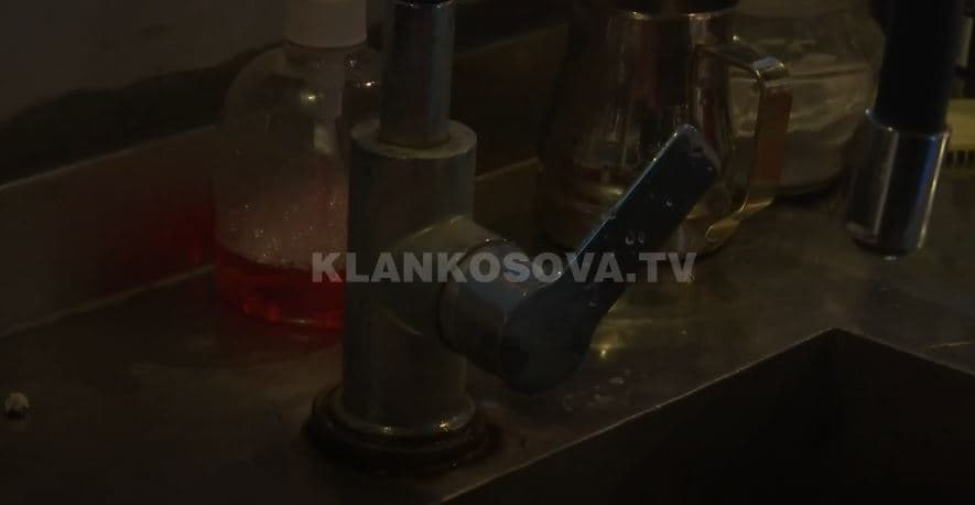 Qe tri ditë banorët e Fushë Kosovës pa ujë (VIDEO)